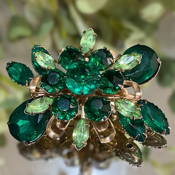 Vintage Emerald Green Rhinestone Brooch Layered Gold Setting Tear Drop Marquise - Picture 8 of 8